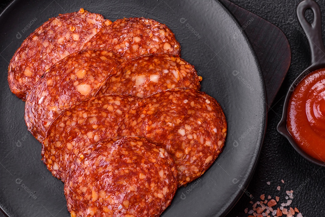 Salame defumdo sobre mesa