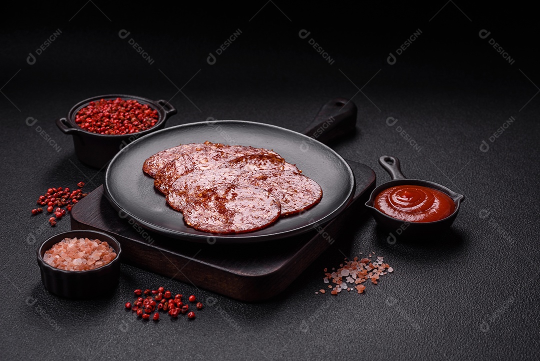 Salame defumado sobre uma tábua de madeira sobre mesa