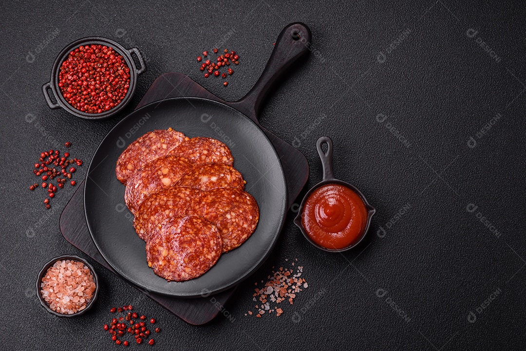 Salame defumado sobre uma tábua de madeira sobre mesa