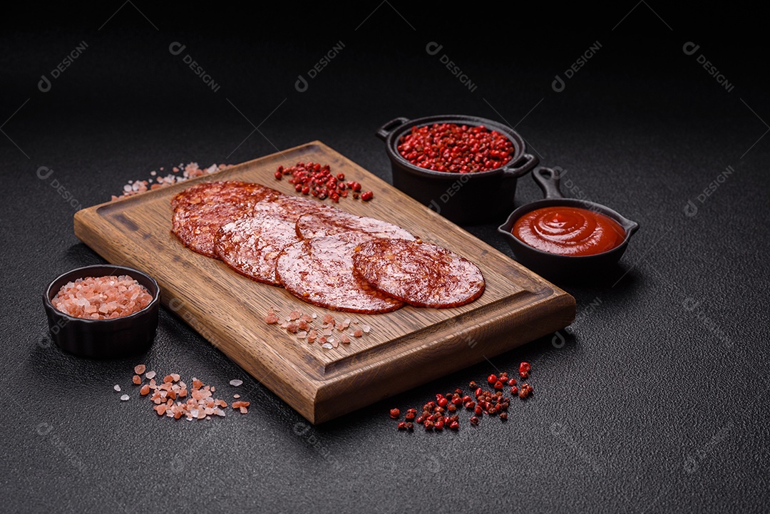 Salame defumado sobre uma tábua de madeira sobre mesa