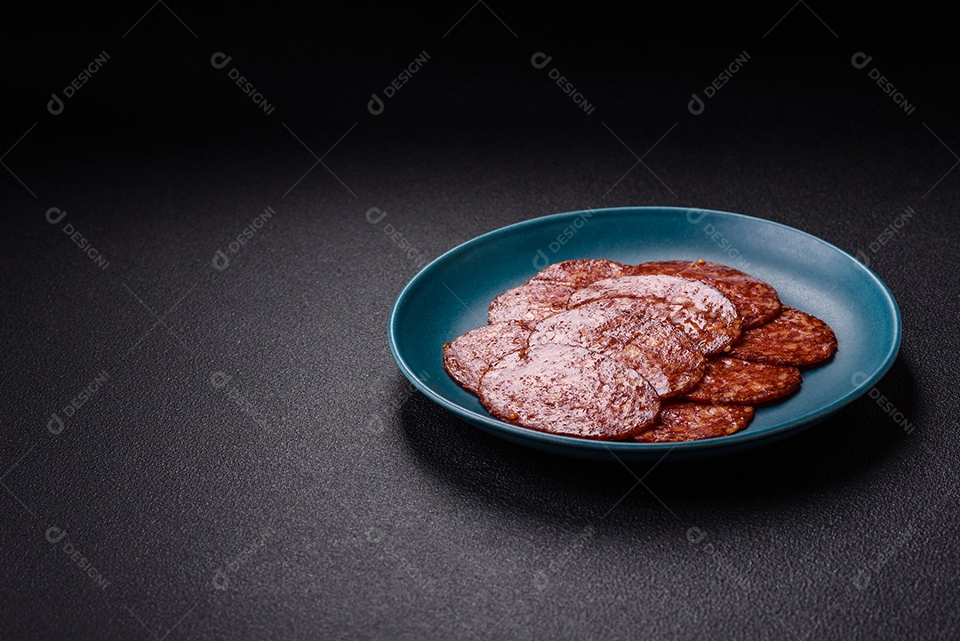 Salame defumado sobre prato em uma mesa de concreto