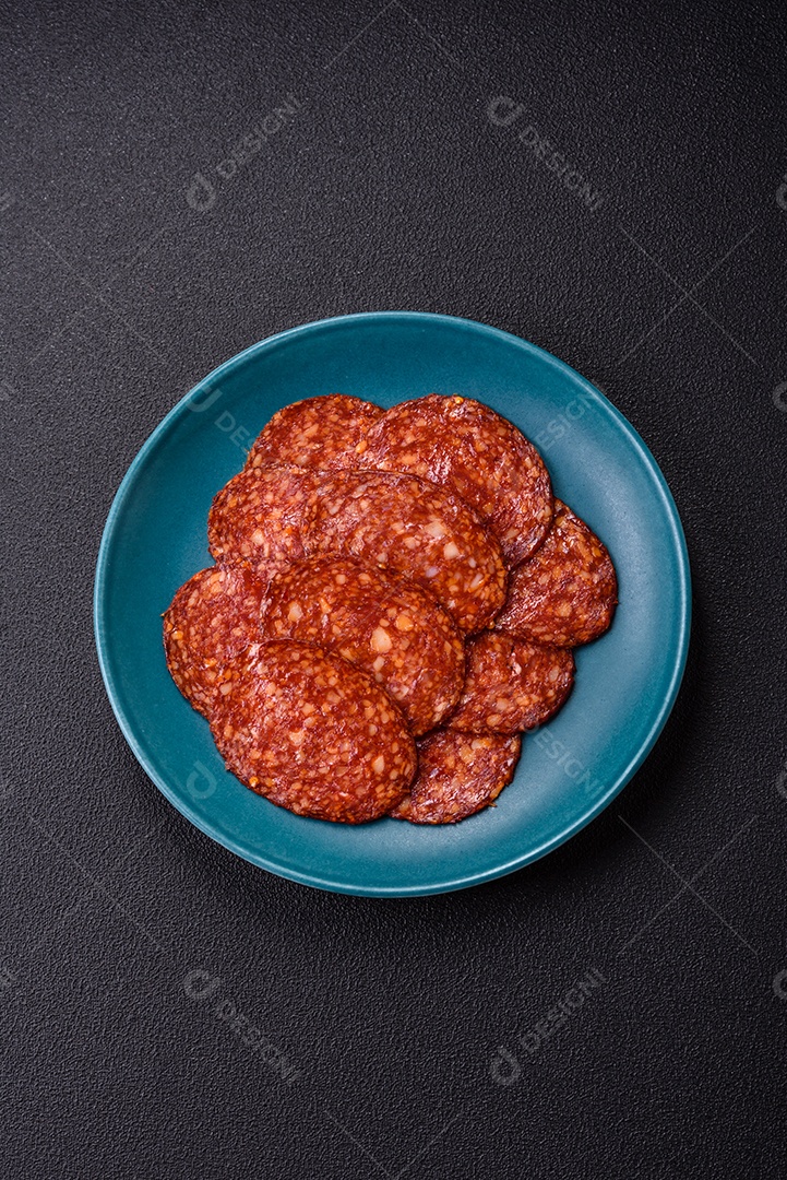 Salame defumado sobre uma tábua de madeira sobre mesa