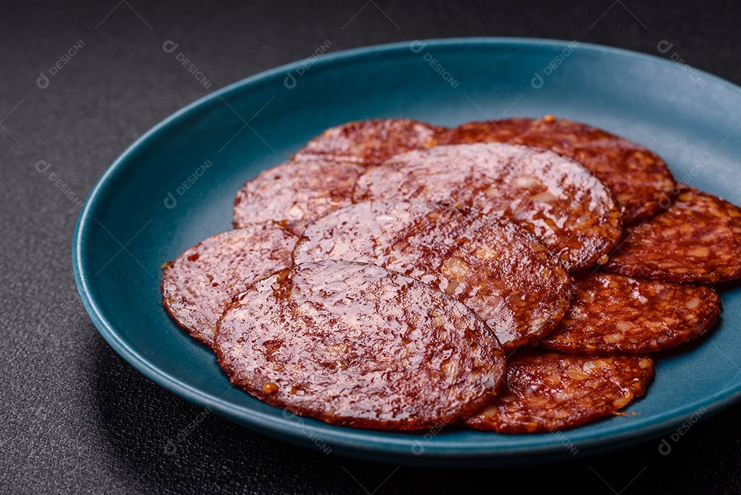 Salame defumado sobre uma tábua de madeira sobre mesa