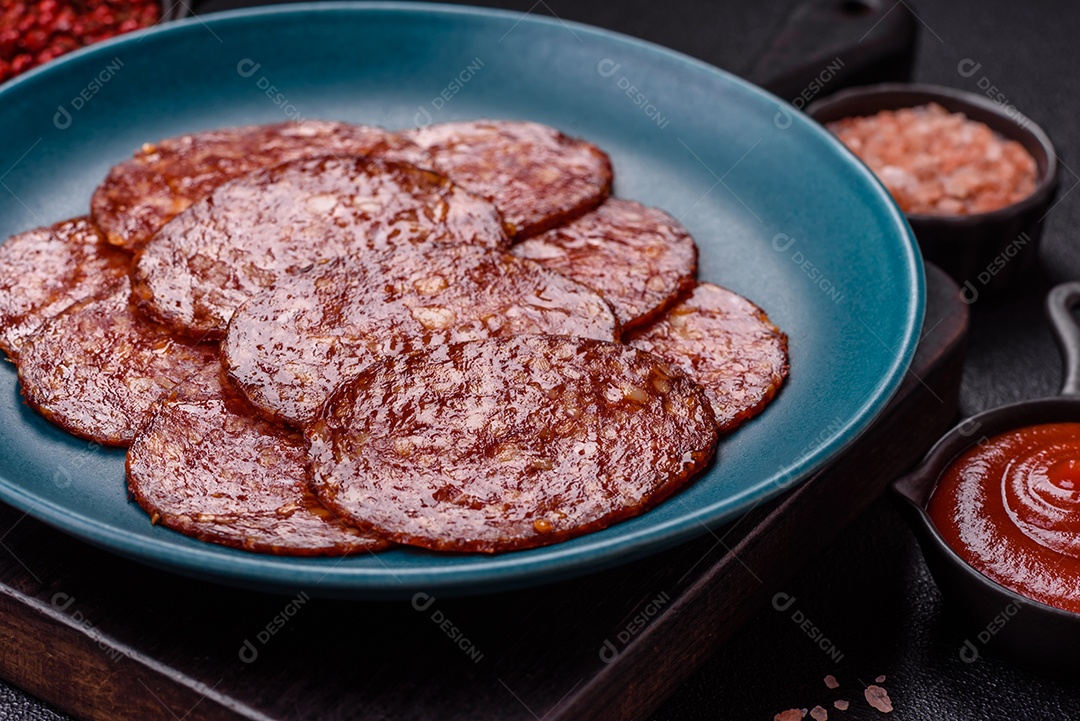 Salame defumado sobre uma tábua de madeira sobre mesa
