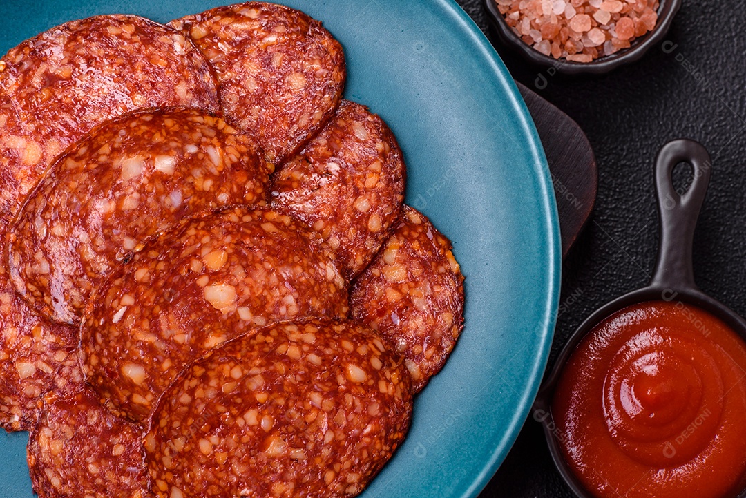 Salame defumado sobre uma tábua de madeira sobre mesa