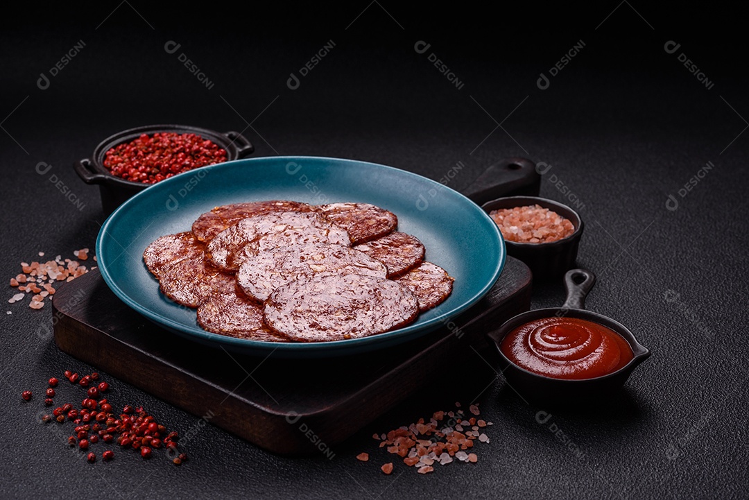 Salame defumado sobre uma tábua de madeira sobre mesa