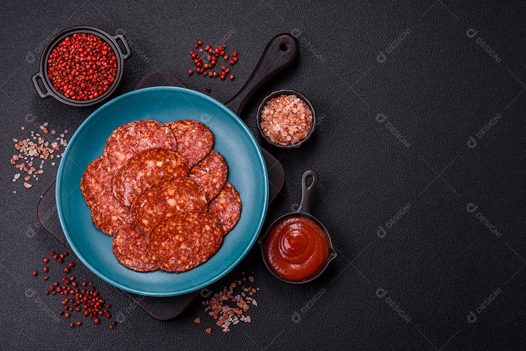 Salame defumado sobre uma tábua de madeira sobre mesa