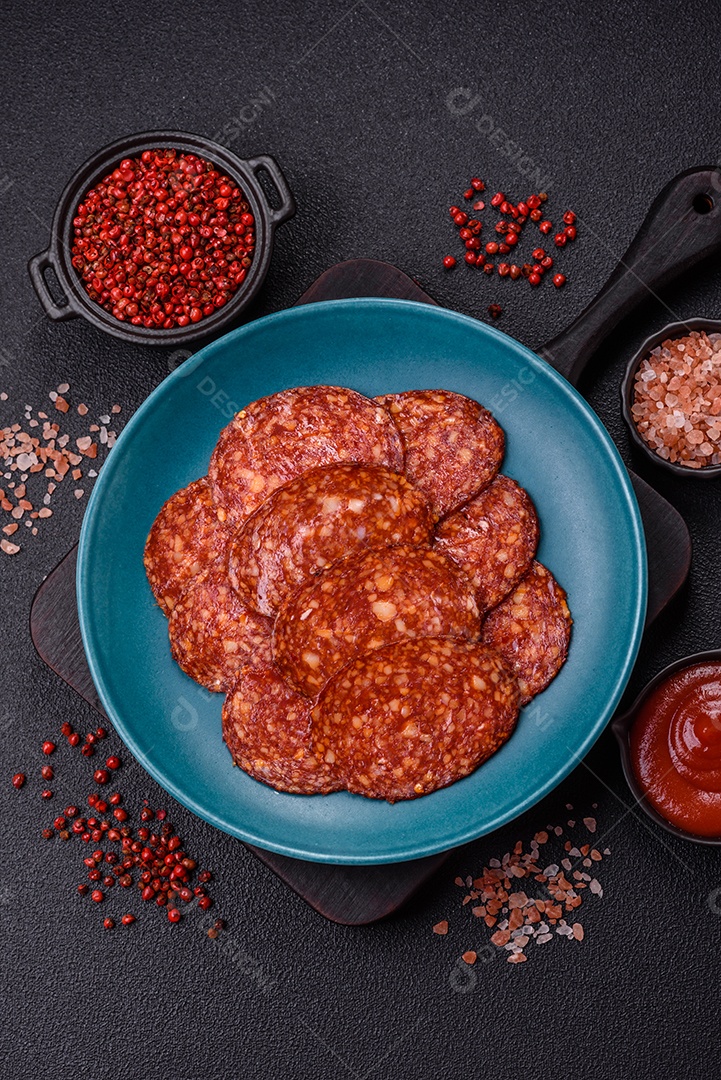 Salame defumado sobre uma tábua de madeira sobre mesa