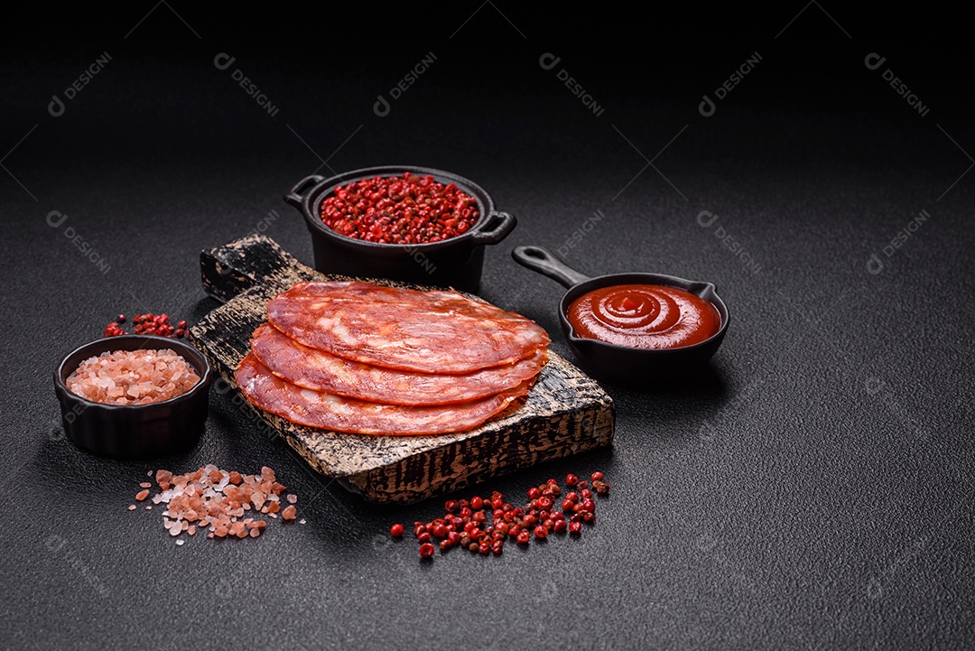 Salame defumado sobre uma tábua de madeira sobre mesa
