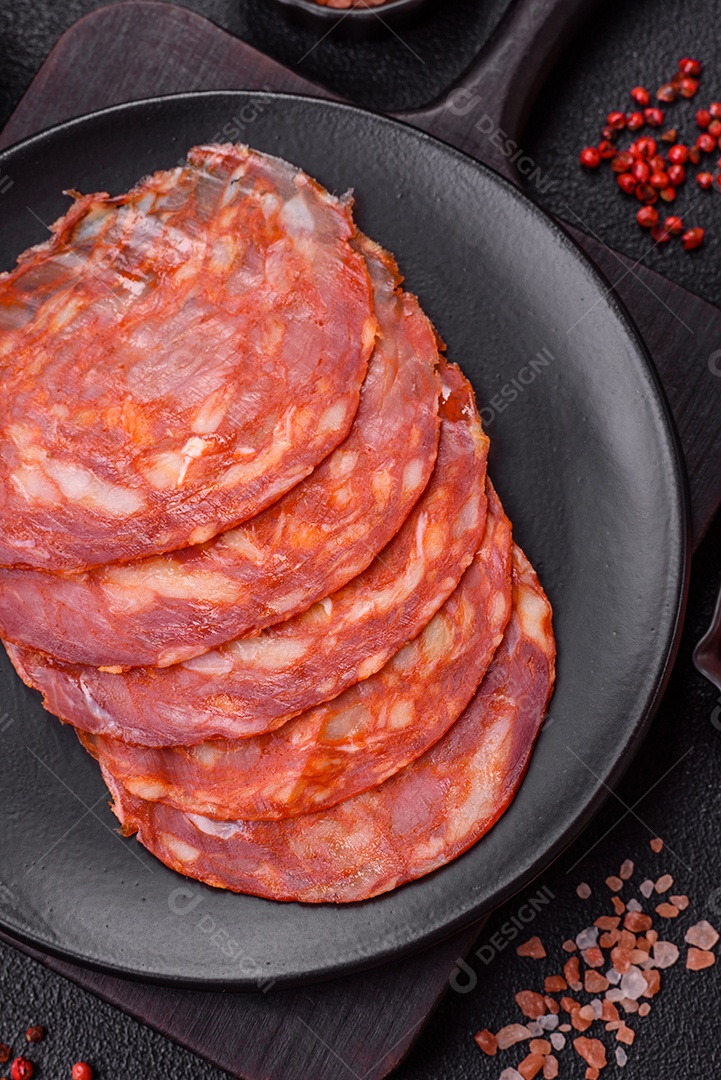 Vista superior de fatias de salame chouriço