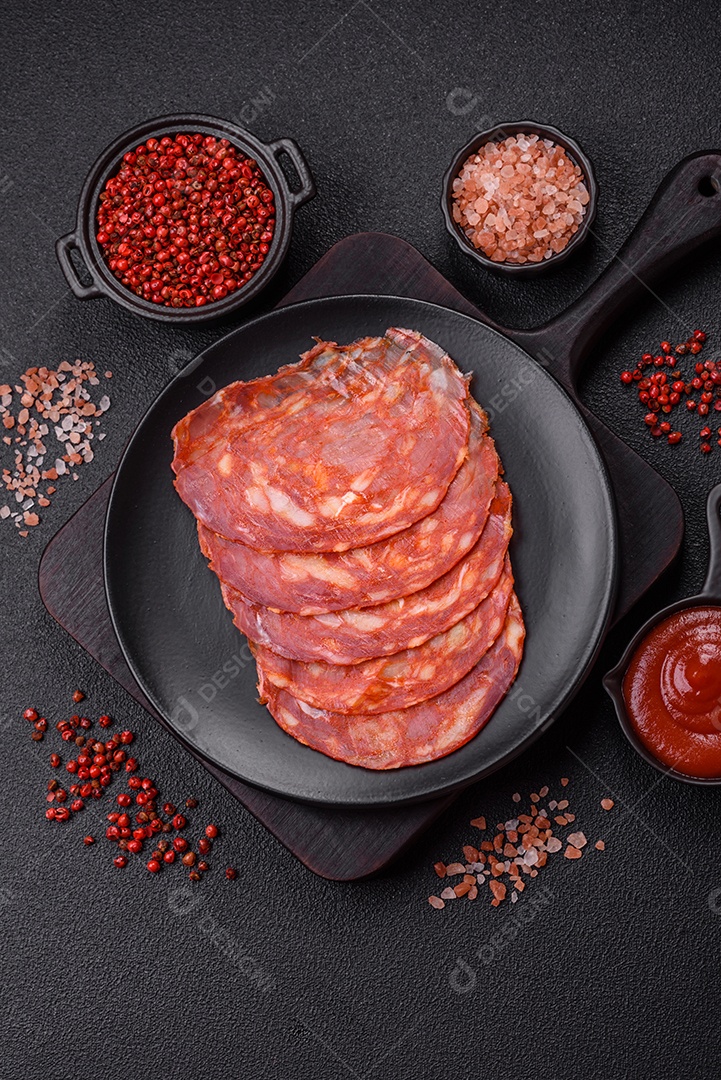 Salames chouriço dentro de frigideira com temperos ao lado
