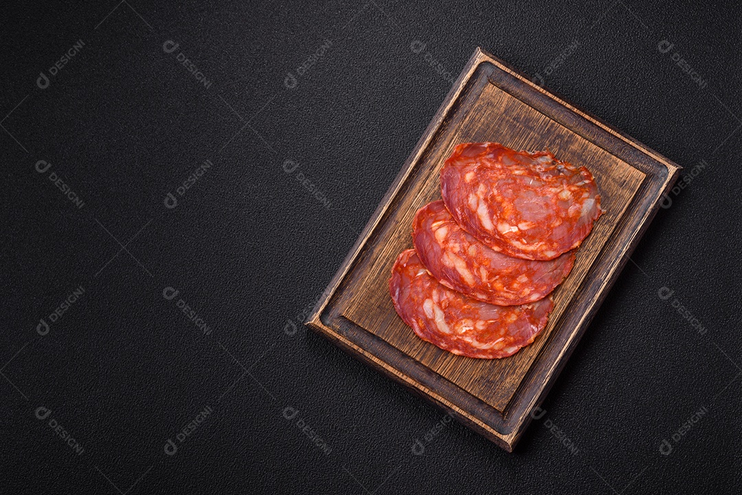 Salame chouriço sobre tábua de madeira