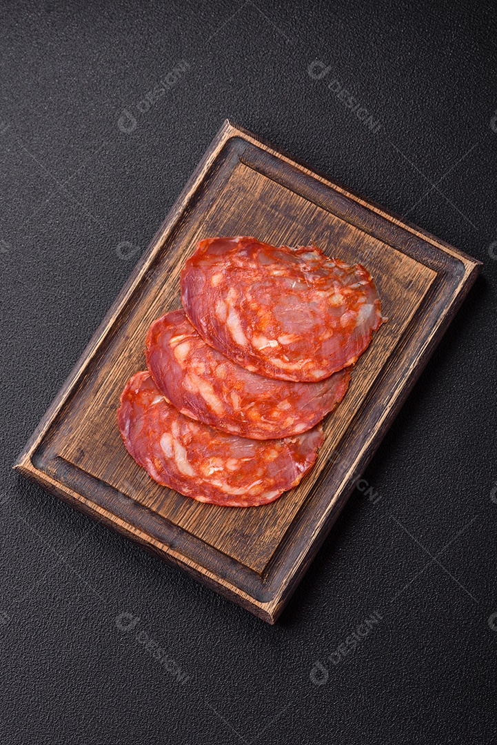 Salame chouriço sobre tábua de madeira