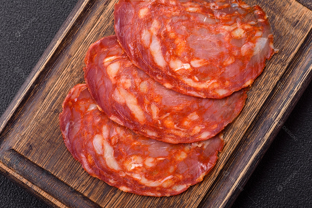 Salame chouriço sobre tábua de madeira