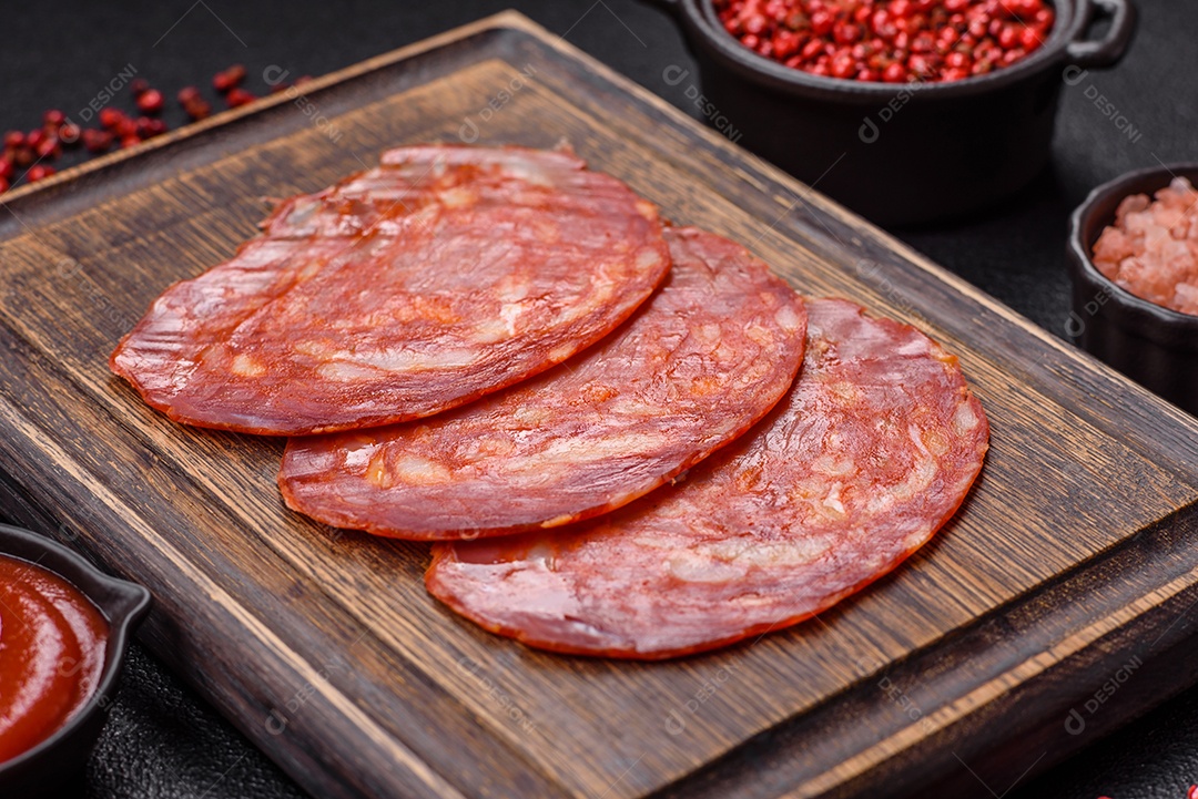 Salame chouriço sobre tábua de madeira