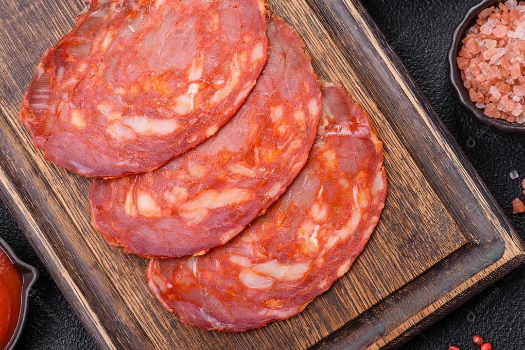 Salame chouriço sobre tábua de madeira