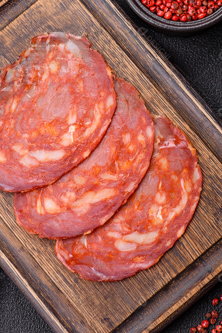 Salame chouriço sobre tábua de madeira