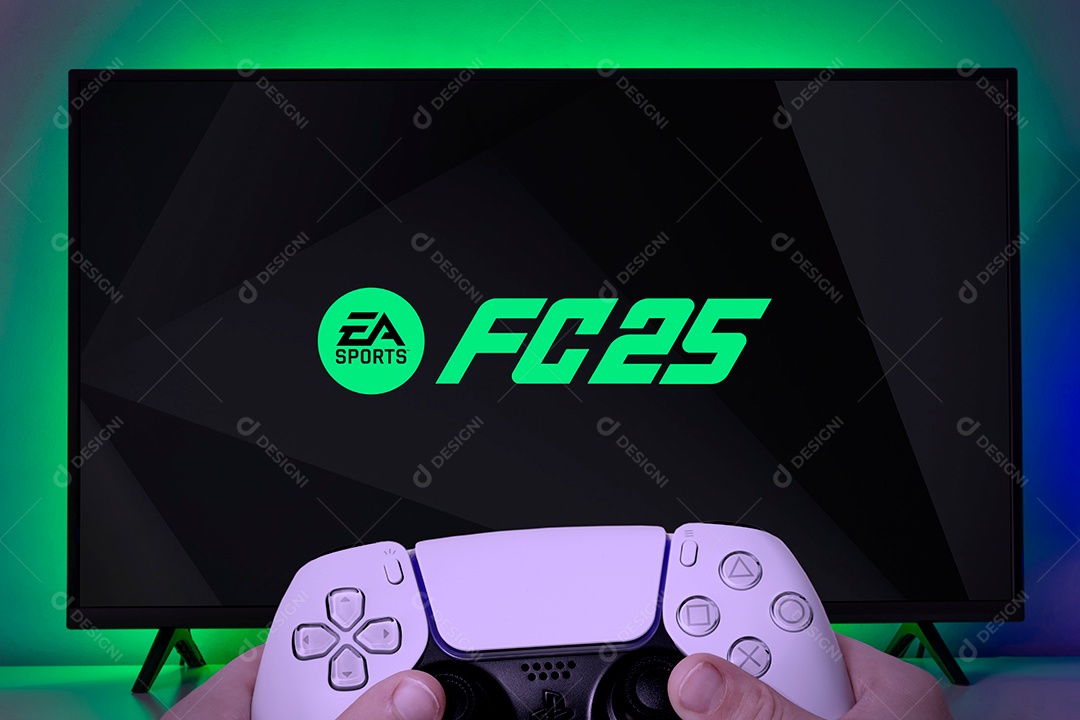 Mão de pessoa segurando contrele ps5 jogando fifa 2025