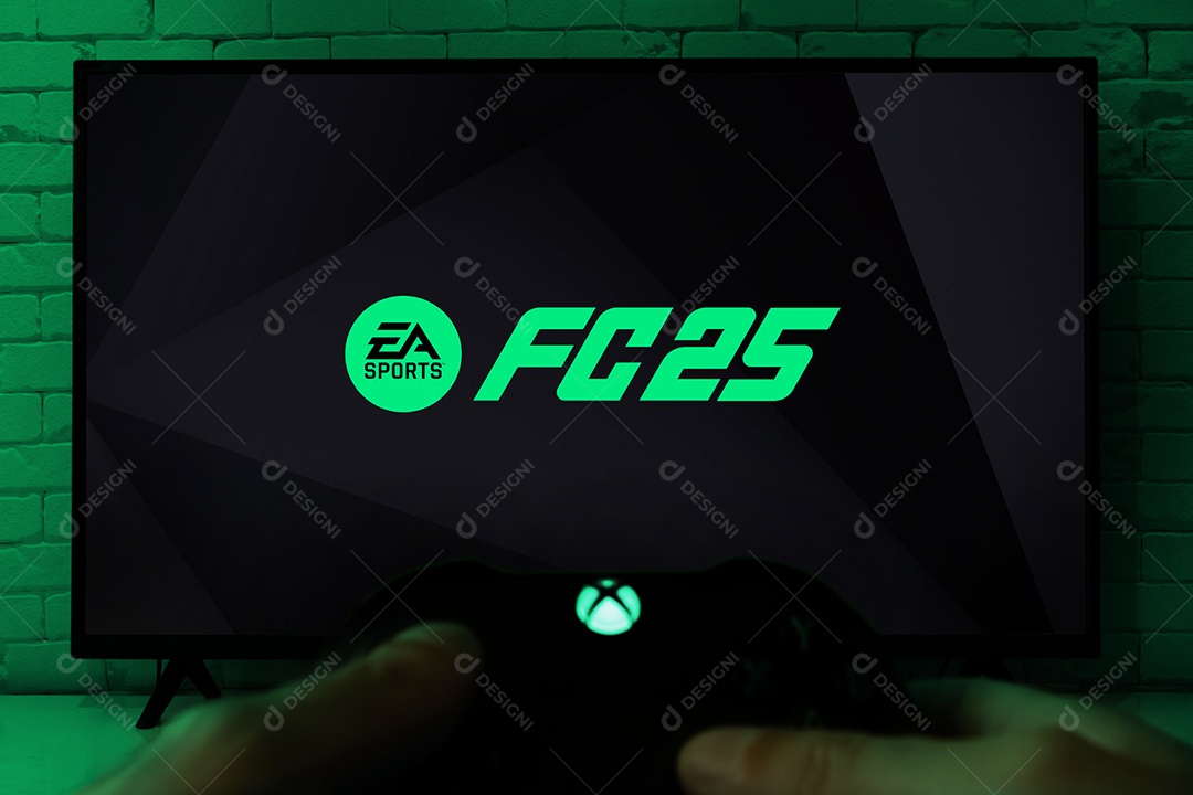 Mão de pessoa segurando contrele ps5 jogando fifa 2025