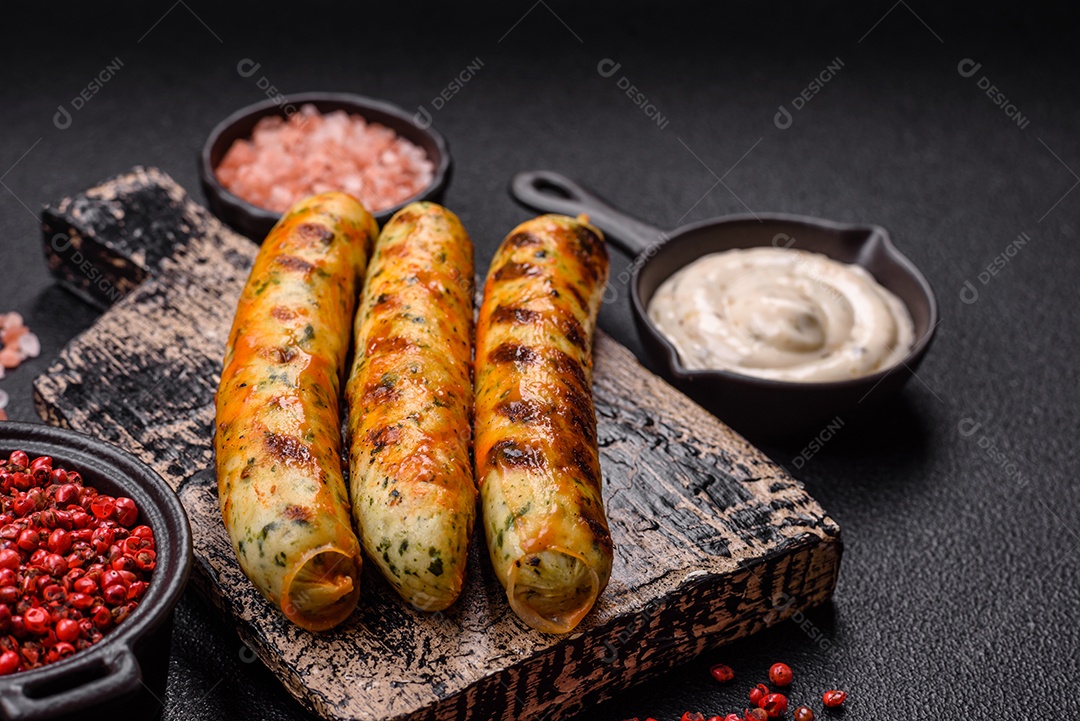 Salsicha vegetariana com molho ao lado