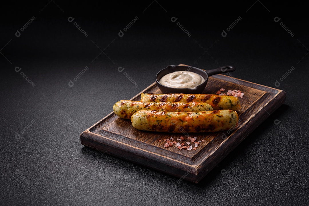 Tábua de madeira com salsicha vegana e molho