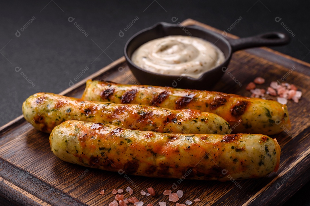 Salsicha vegetariana com molho ao lado