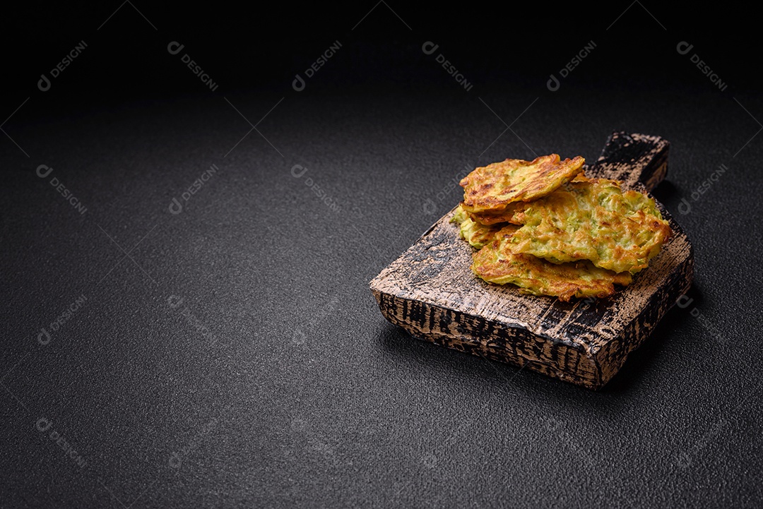 Bolinhos de abobrinha vegetal com alho sobre tábua