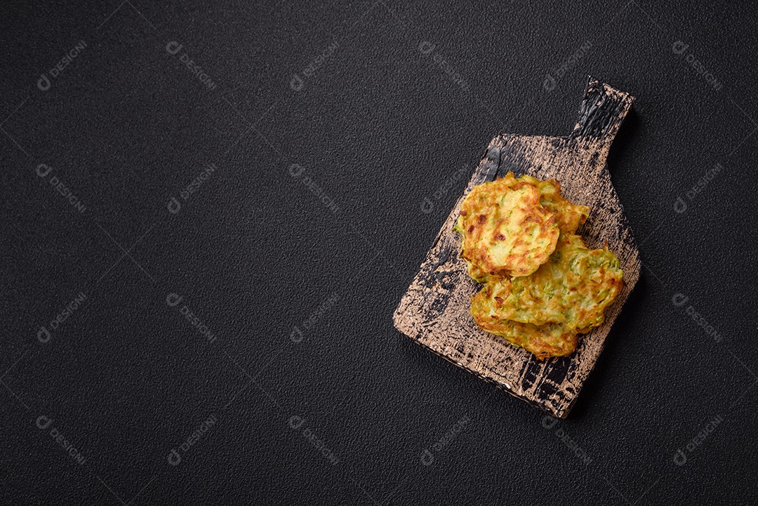 Bolinhos de abobrinha vegetal com alho sobre tábua