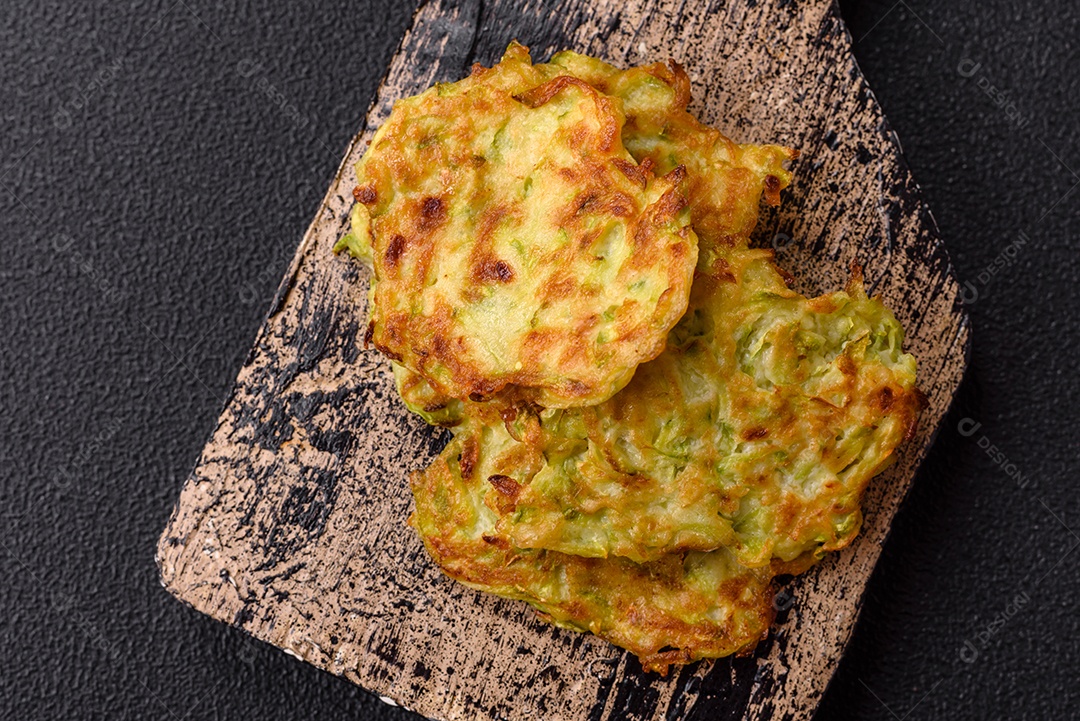 Bolinhos de abobrinha vegetal com alho sobre tábua