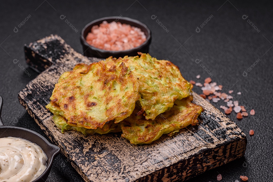 Bolinhos de abobrinha vegetal com alho sobre tábua