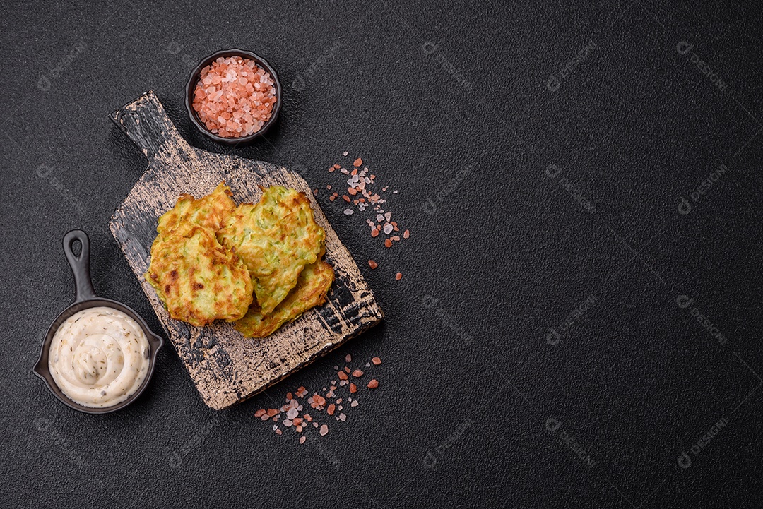 Bolinhos de abobrinha vegetal com alho