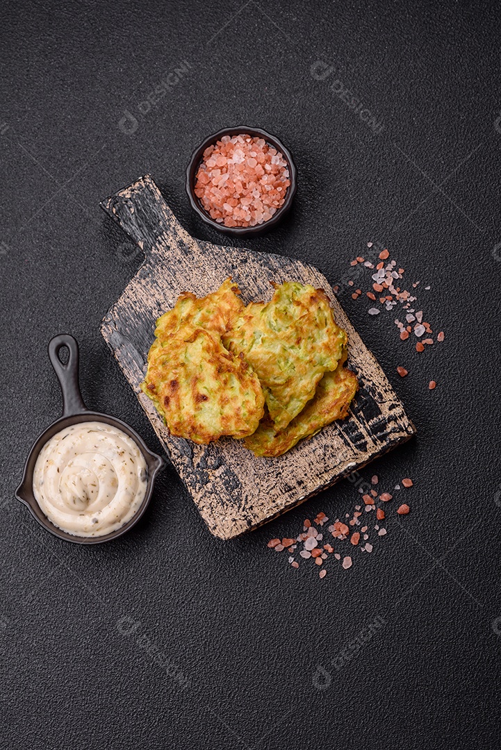Bolinhos de abobrinha vegetal com alho
