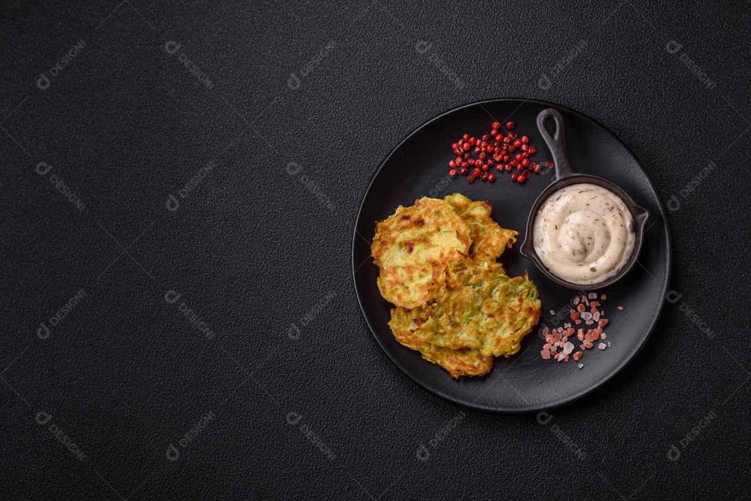 Bolinhos de abobrinha vegetal com alho com molho