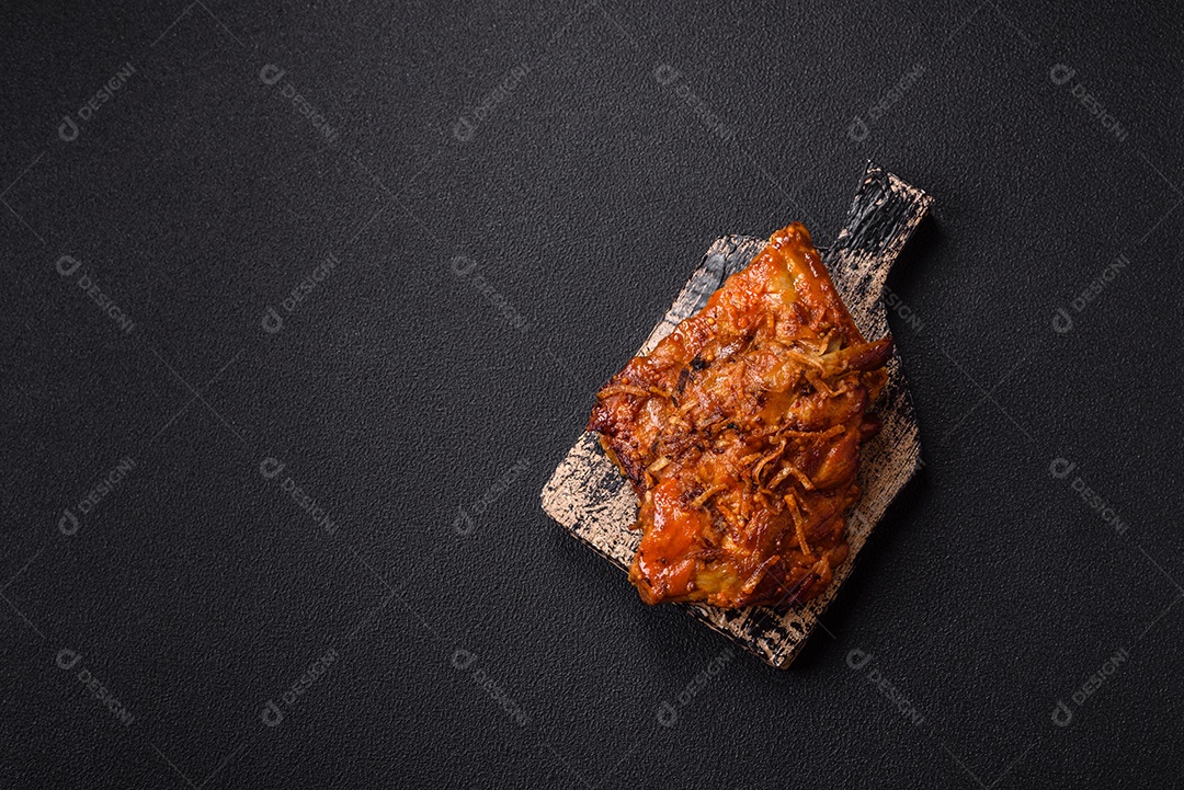 Costela assada suculenta sobre tábua