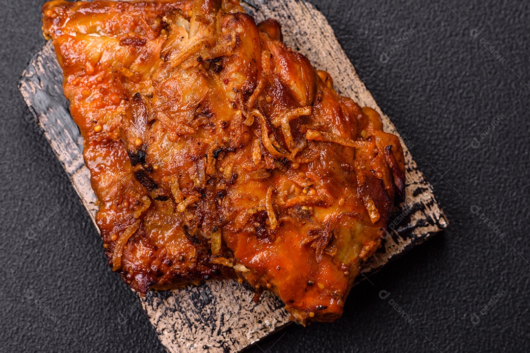 Costela assada suculenta sobre tábua