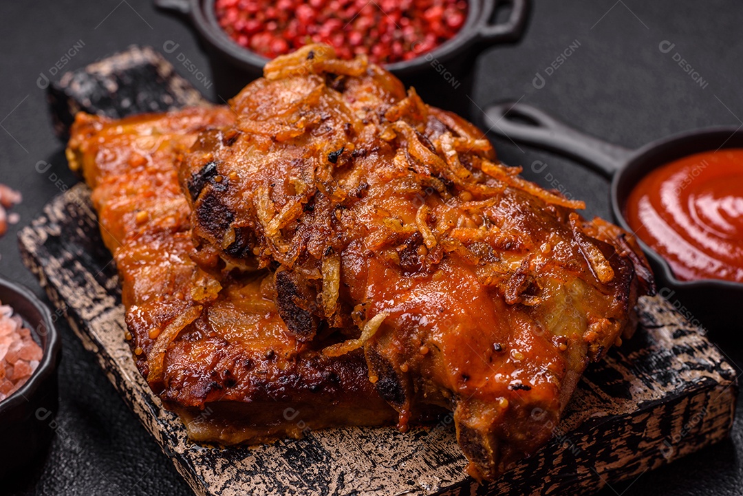 Costela assada e suculenta deliciosa com temperos e molhos ao lado