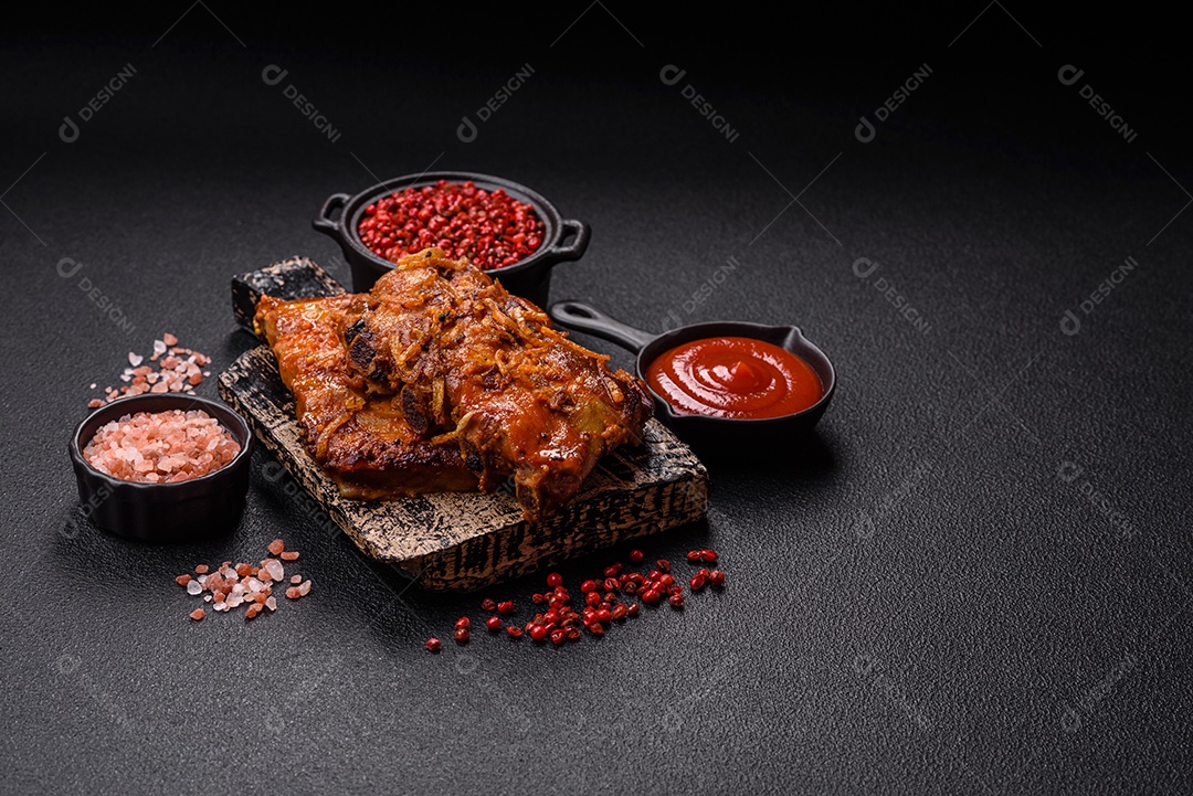 Costela assada suculenta deliciosa com temperos e molho ao lado
