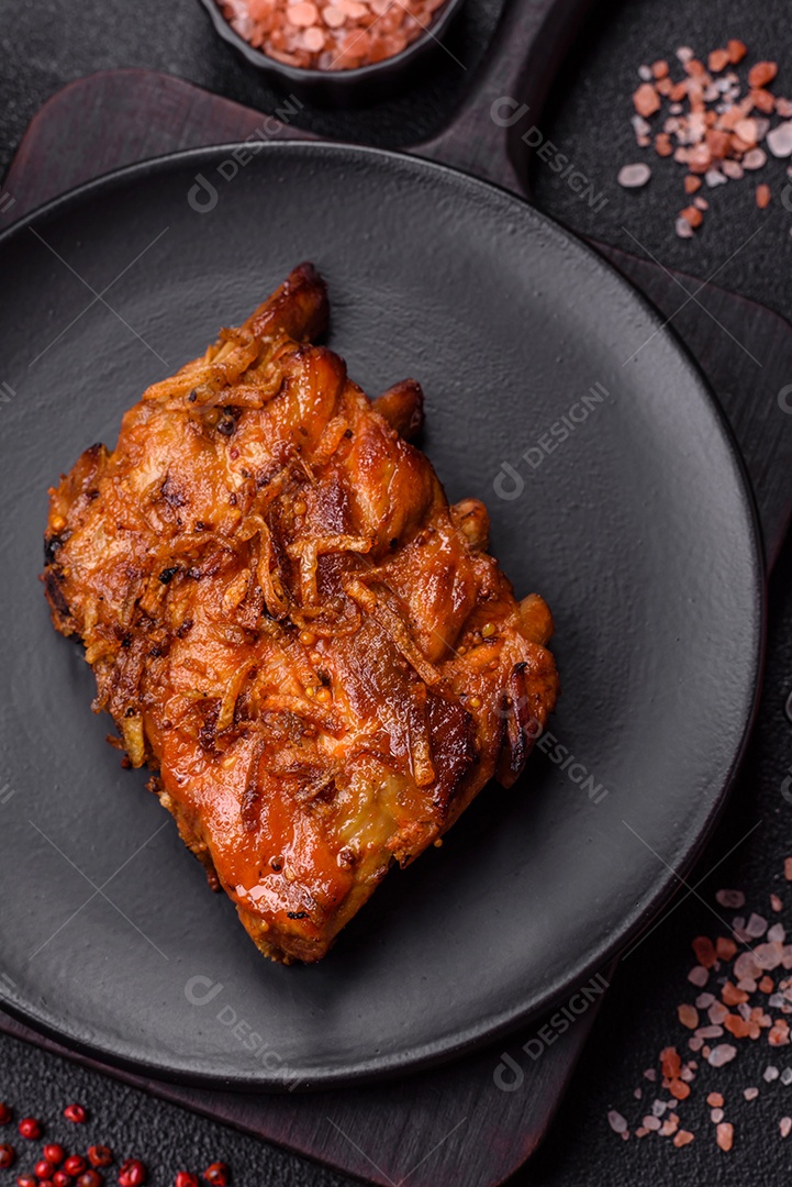 Costela assada suculenta sobre tábua