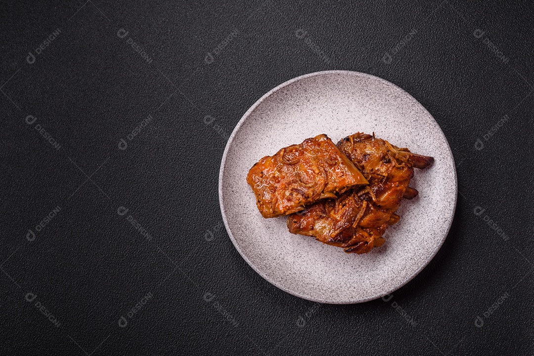 Carne de costela assada sobre prato