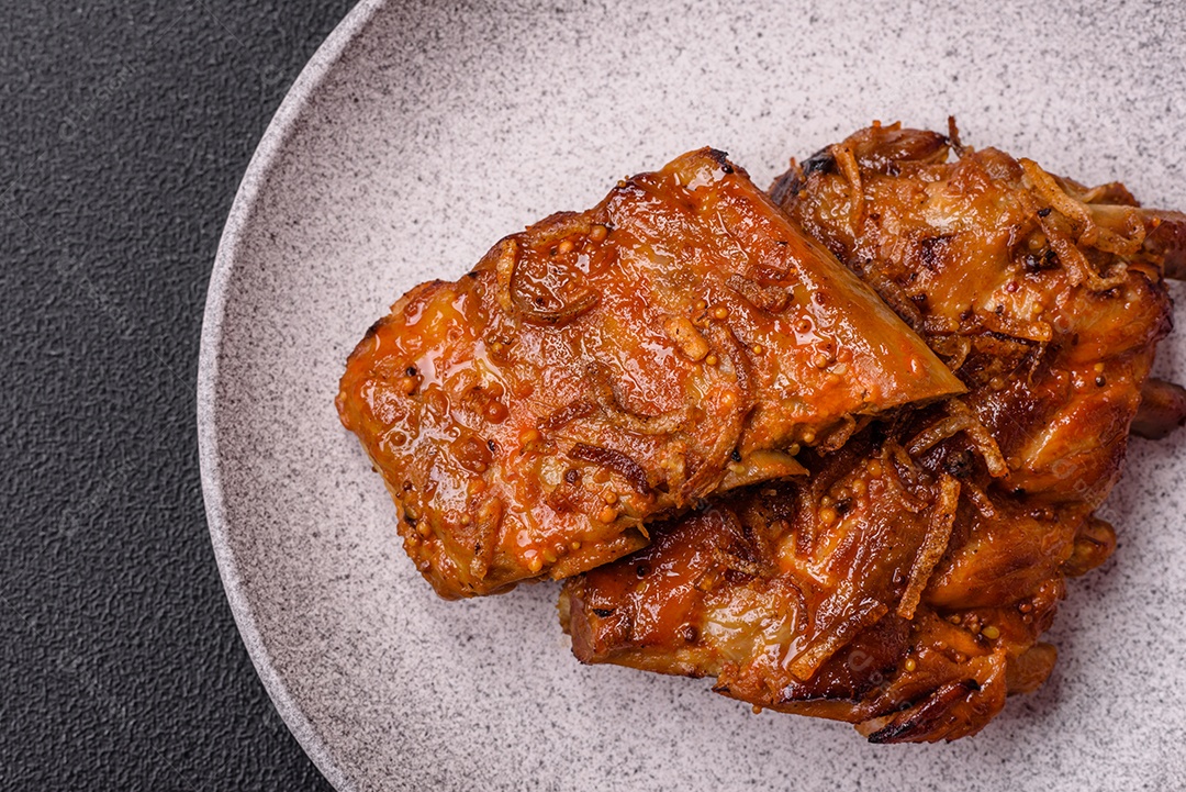 Carne de costela assada sobre prato