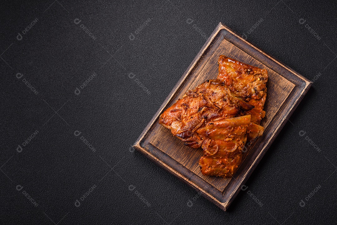 Carne costela assada sobre tábua