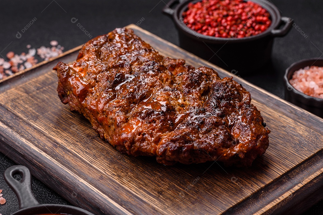 Carne assada com molho e temperos ao lado