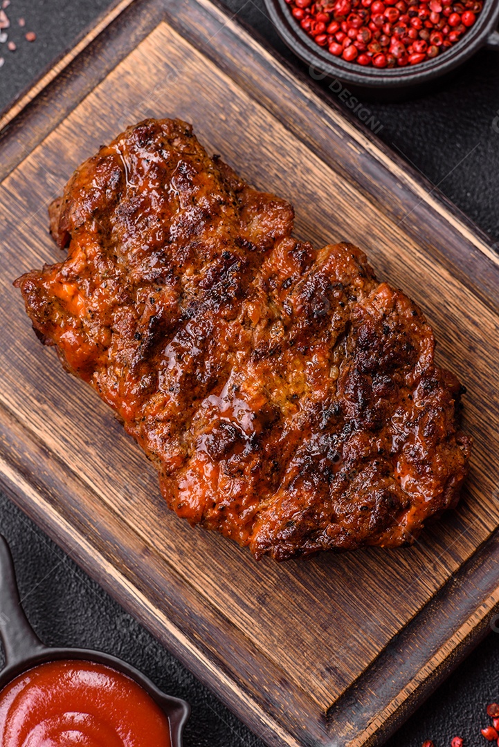 Carne assada deliciosa sobre tábua