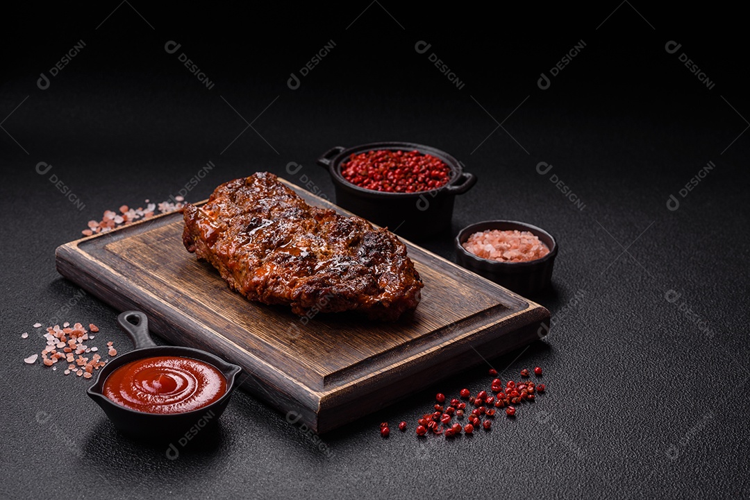 Carne assada com molho e temperos ao lado