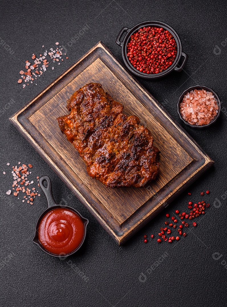 Carne assada com molho e temperos ao lado