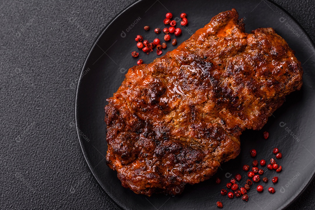 Carne assada ao ponto sobre prato de louça