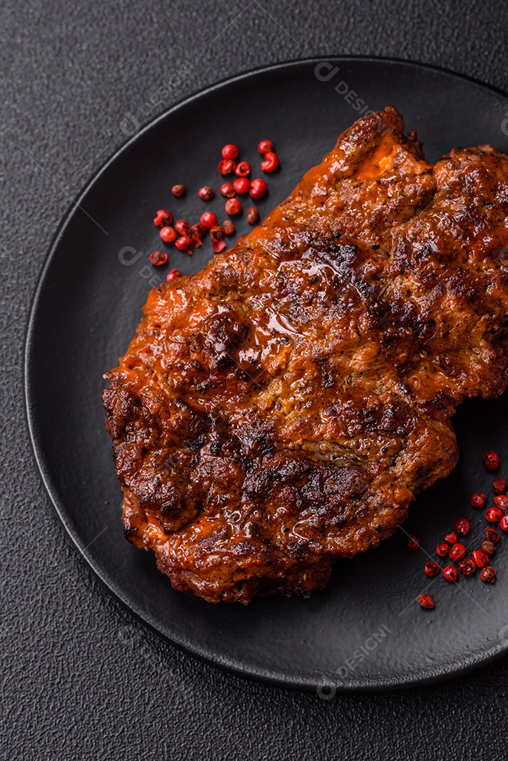 Carne bovina assada sobre louça preta