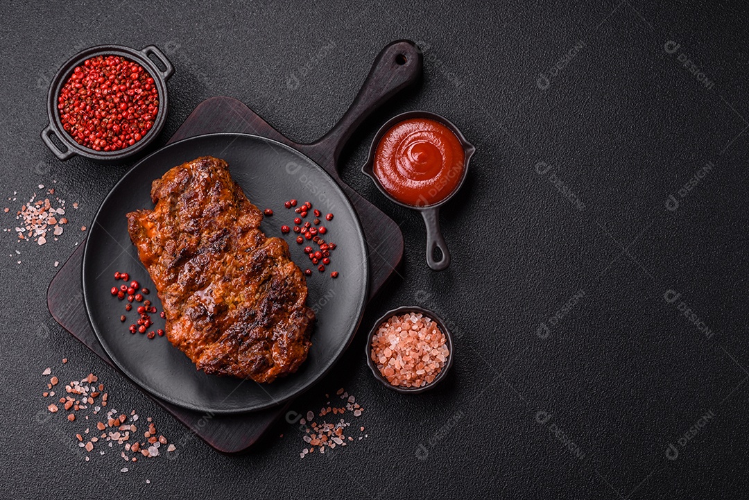 Pedaço de carne assada deliciosa com molho ao lado