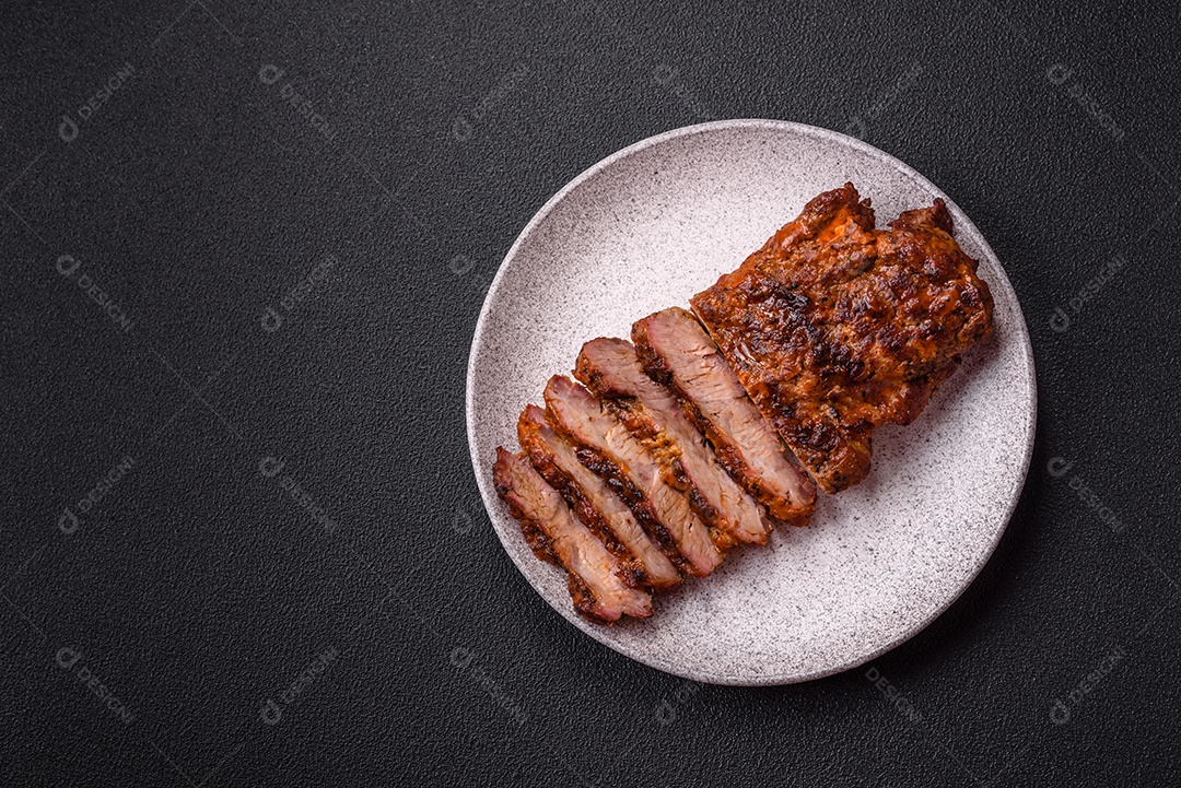 Cortes de carne assado no prato