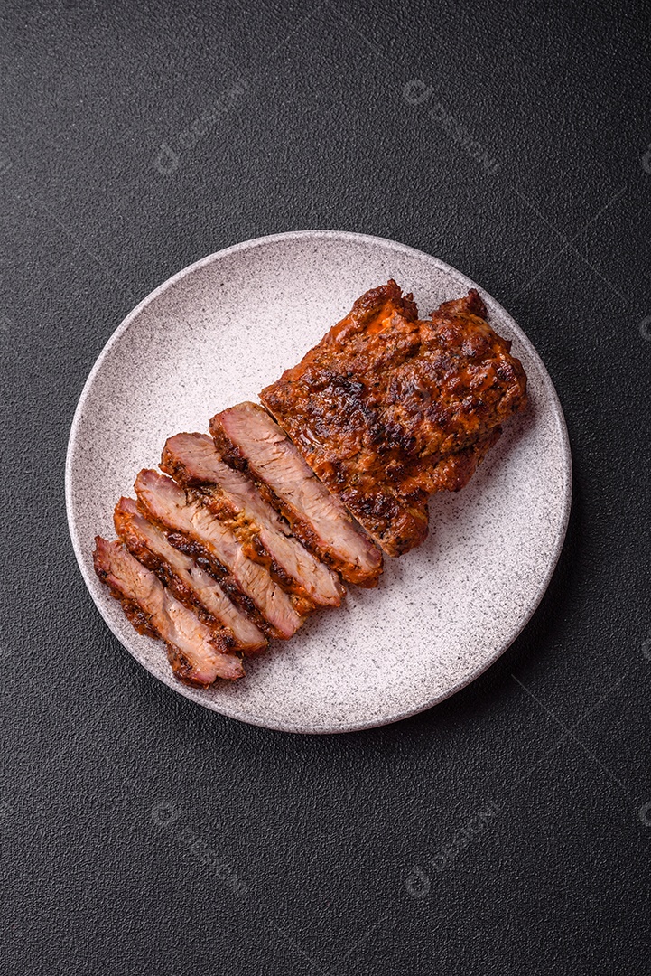 Cortes de carne assada no prato